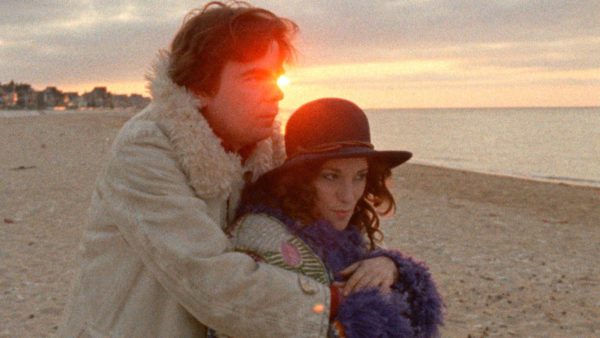 Thomas (Michael Lonsdale) and Lili (Michèle Moretti), the two theatre directors, reunite on a beach.